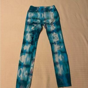 Tie dyed stretchy jeans with distressed look